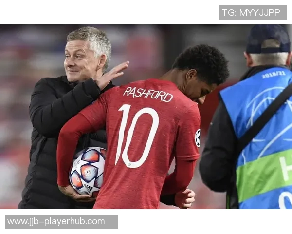 莱比锡大胜那不勒斯5-1帽子戏法引发全场狂欢与数据分析 莱比锡大胜那不勒斯5-1帽子戏法引发全场狂欢与数据分析